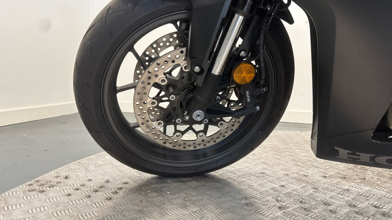 24MY Honda CBR650R E-Clutch